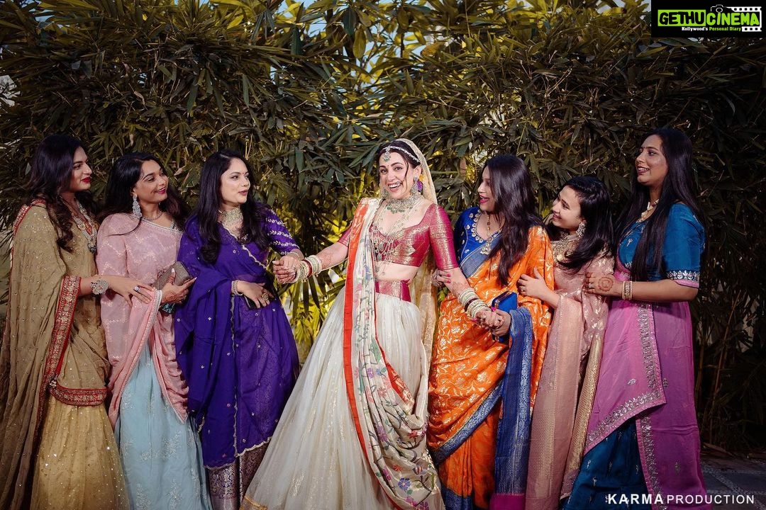 Esha Kansara Instagram - To my most fav girls, who held me tight and made sure my tears din’t ruin my make up 🤣🤓❤️❤️I love you all soo sooooo much 🌸🌸🌸 (jinke sath photos nahi hai, im yet to see all the pictures but I thank you all😆🤦♀️) 📸- @karmaproduction_india