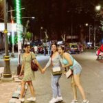 Esha Kansara Instagram - Dare- If I had to pick a roommate, it would be tough, coz you both are terrible 🤪 @vyomanandi @shraddhadangar_official 😝❤️❤️❤️❤️ @deekshajoshiofficial I swear you had to be there 🥺🤍 SOUTH BOMBAY