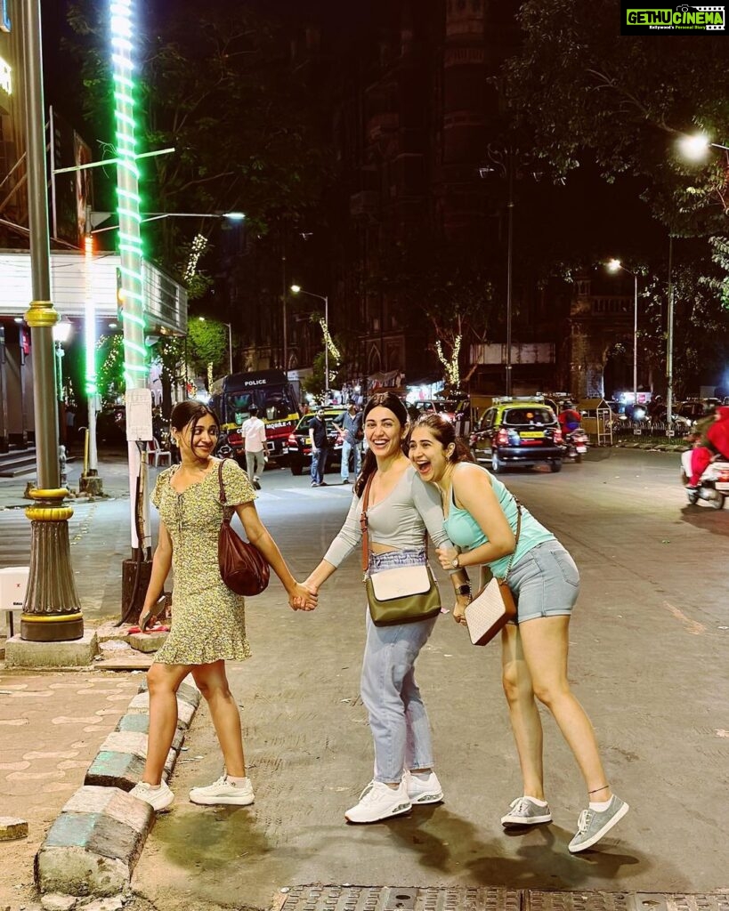 Esha Kansara Instagram - Dare- If I had to pick a roommate, it would be tough, coz you both are terrible 🤪 @vyomanandi @shraddhadangar_official 😝❤️❤️❤️❤️ @deekshajoshiofficial I swear you had to be there 🥺🤍 SOUTH BOMBAY