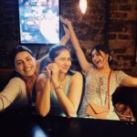 Esha Kansara Instagram - Dare- If I had to pick a roommate, it would be tough, coz you both are terrible 🤪 @vyomanandi @shraddhadangar_official 😝❤️❤️❤️❤️ @deekshajoshiofficial I swear you had to be there 🥺🤍 SOUTH BOMBAY