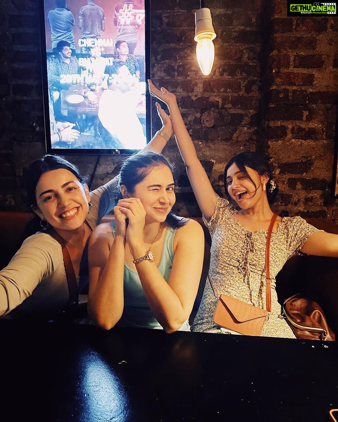 Esha Kansara Instagram - Dare- If I had to pick a roommate, it would be tough, coz you both are terrible 🤪 @vyomanandi @shraddhadangar_official 😝❤️❤️❤️❤️ @deekshajoshiofficial I swear you had to be there 🥺🤍 SOUTH BOMBAY