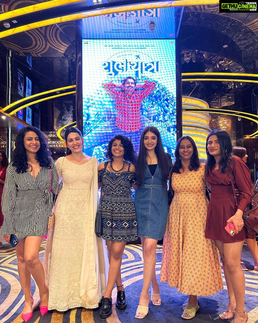 Esha Kansara Instagram - What a fun night last night with this beautiful film #shubhyatra ❤️ I’m no critic, but let’s not forget to appreciate good films 🤍🤍🤍Shubh yatra in cinemas now! 🥳@manish.saini035 @jayvbhatt @malhar028 @monal_gajjar @hemin_hht143 @kedarandbhargav Kudos to everyone 💪🤗