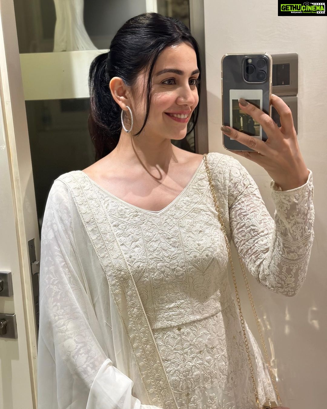 Esha Kansara Instagram - What a fun night last night with this beautiful film #shubhyatra ❤️ I’m no critic, but let’s not forget to appreciate good films 🤍🤍🤍Shubh yatra in cinemas now! 🥳@manish.saini035 @jayvbhatt @malhar028 @monal_gajjar @hemin_hht143 @kedarandbhargav Kudos to everyone 💪🤗