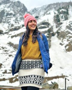 Esha Kansara Instagram - Summing up my Kashmir trip from Evershine Nagar ! ❤️🌸🤍🥰😎