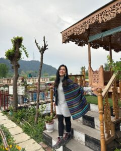 Esha Kansara Instagram - Summing up my Kashmir trip from Evershine Nagar ! ❤️🌸🤍🥰😎