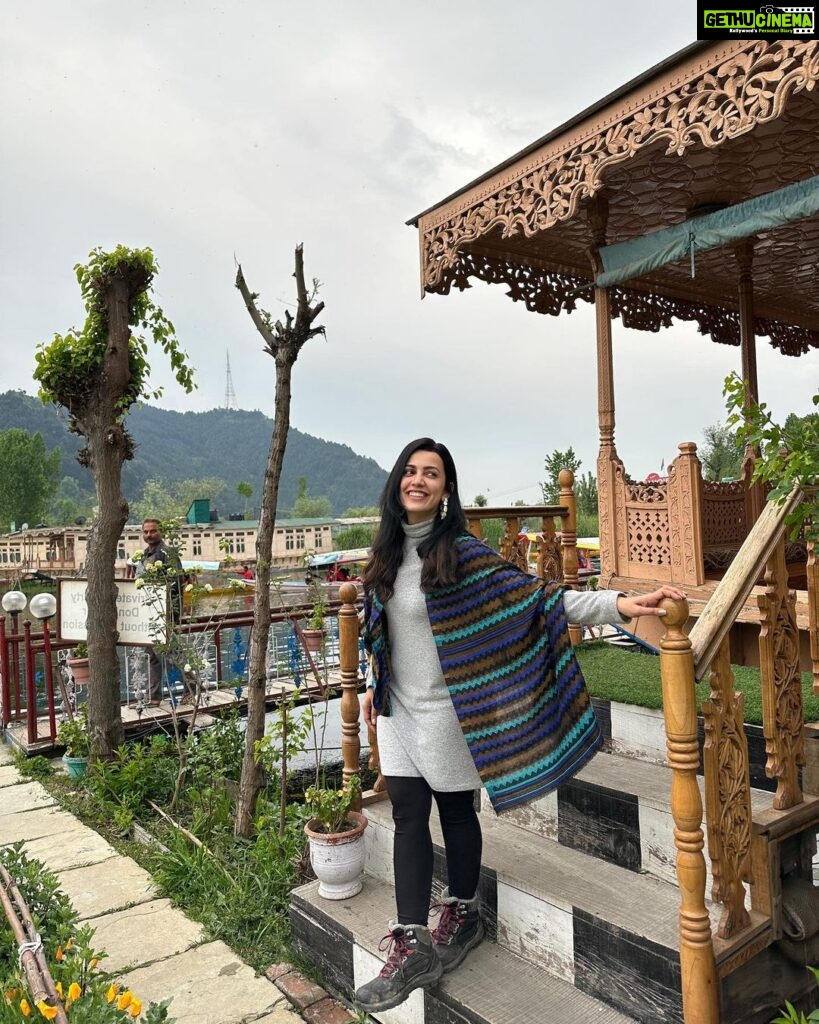 Esha Kansara Instagram - Summing up my Kashmir trip from Evershine Nagar ! ❤️🌸🤍🥰😎