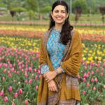 Esha Kansara Instagram - Summing up my Kashmir trip from Evershine Nagar ! ❤️🌸🤍🥰😎