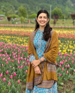 Esha Kansara Instagram - Summing up my Kashmir trip from Evershine Nagar ! ❤️🌸🤍🥰😎