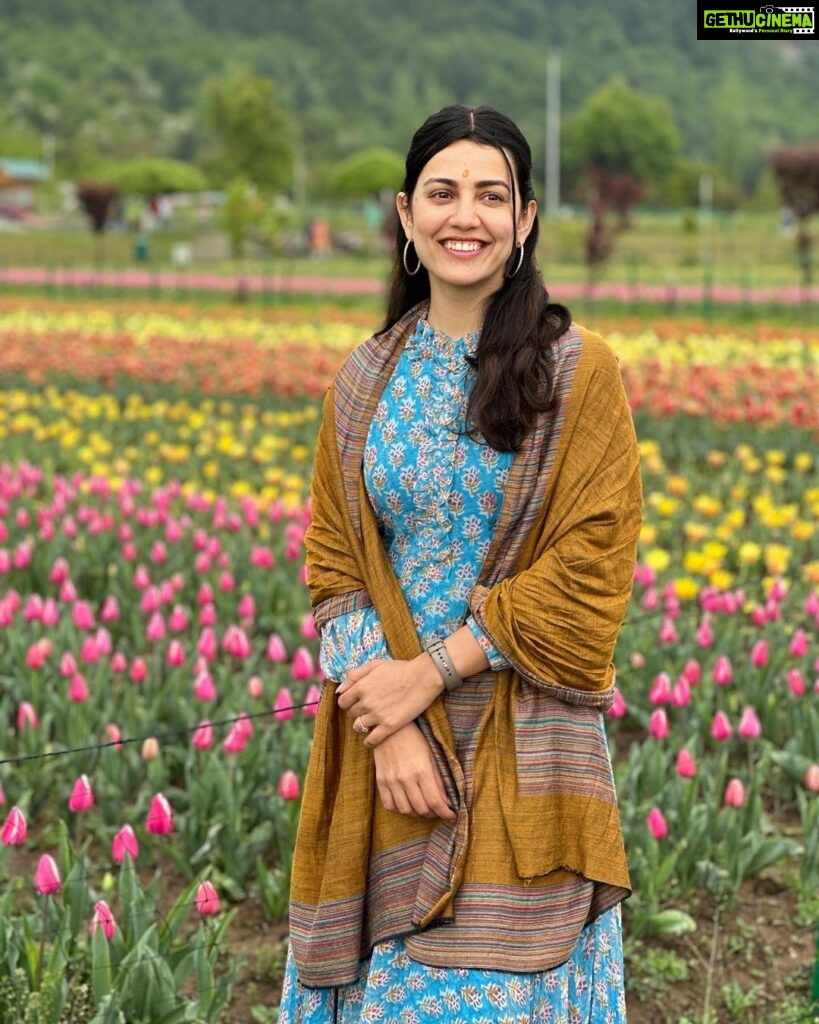 Esha Kansara Instagram - Summing up my Kashmir trip from Evershine Nagar ! ❤️🌸🤍🥰😎