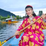 Esha Kansara Instagram - Alexa play “Bumbro Bumbro” from Mission Kashmir, coz Instagram apparently doesn’t have it 🫡🤦‍♀️🙈 Dal Lake, Srinagar
