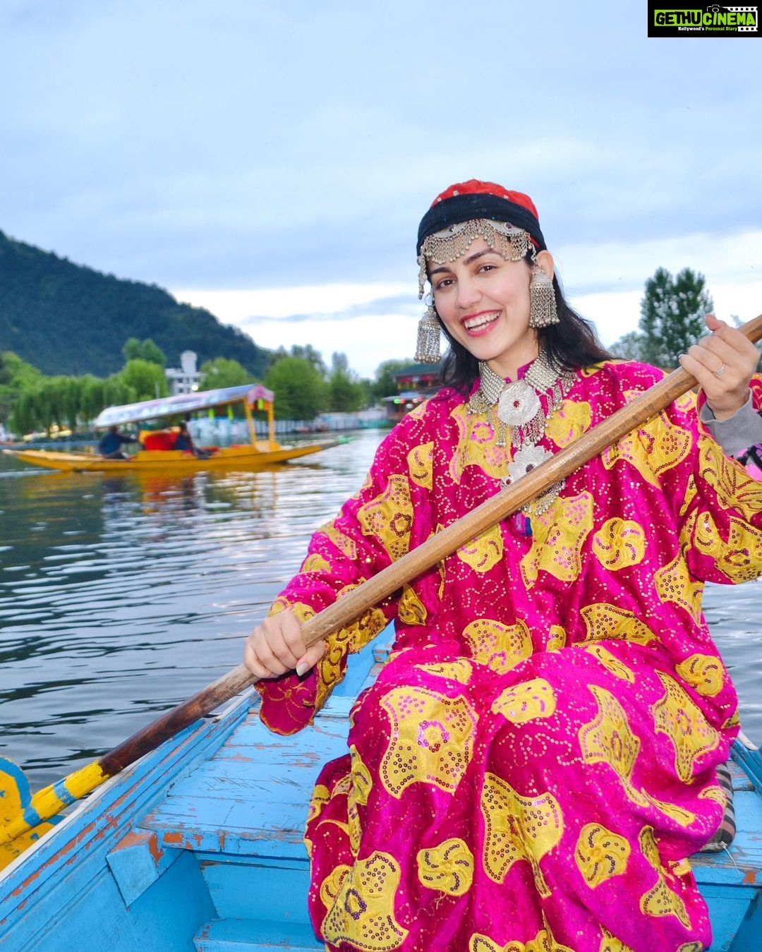 Esha Kansara Instagram - Alexa play “Bumbro Bumbro” from Mission Kashmir, coz Instagram apparently doesn’t have it 🫡🤦♀️🙈 Dal Lake, Srinagar