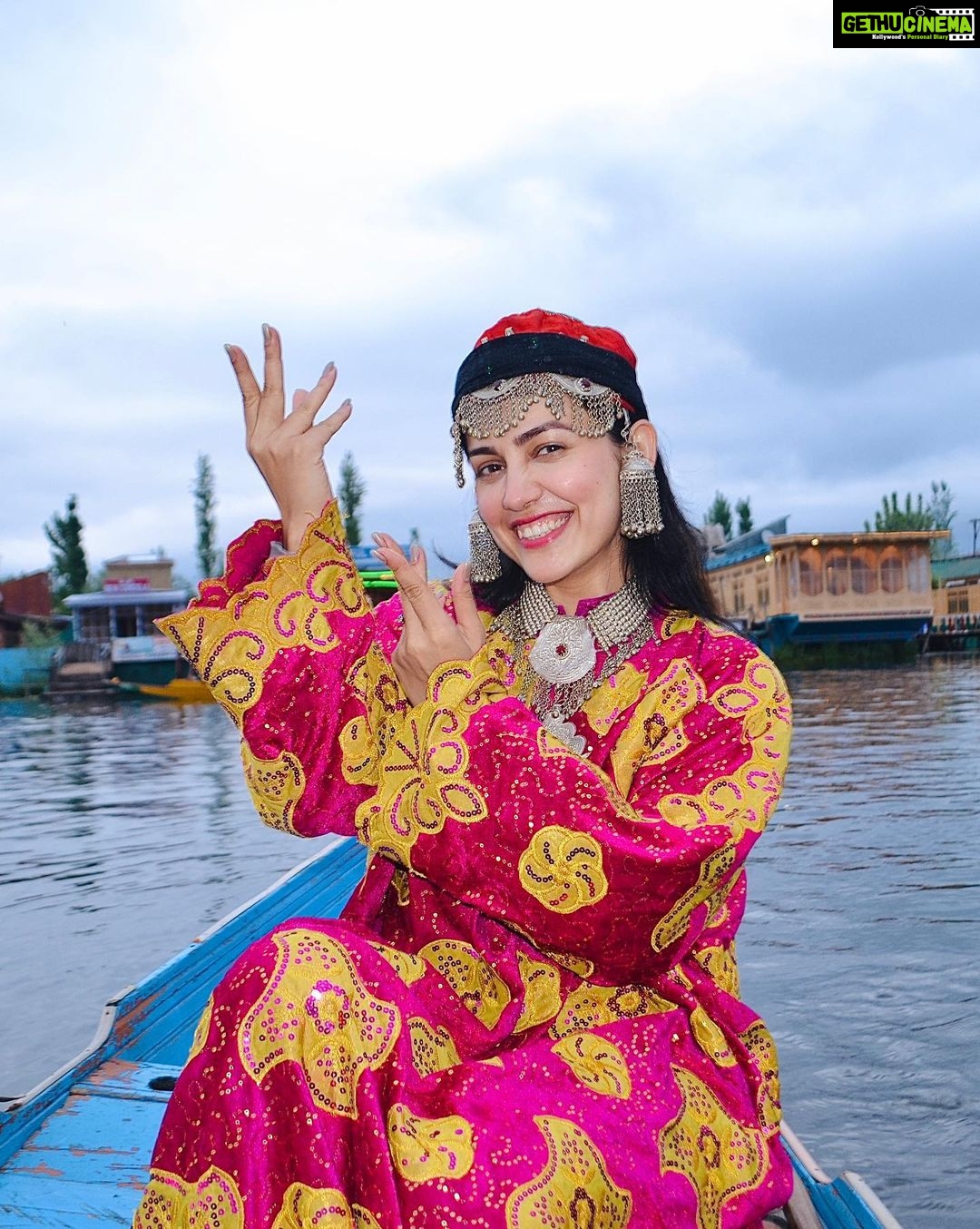 Esha Kansara Instagram - Alexa play “Bumbro Bumbro” from Mission Kashmir, coz Instagram apparently doesn’t have it 🫡🤦♀️🙈 Dal Lake, Srinagar