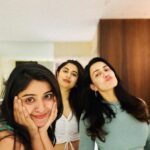 Esha Kansara Instagram - Dare- If I had to pick a roommate, it would be tough, coz you both are terrible 🤪 @vyomanandi @shraddhadangar_official 😝❤️❤️❤️❤️ @deekshajoshiofficial I swear you had to be there 🥺🤍 SOUTH BOMBAY