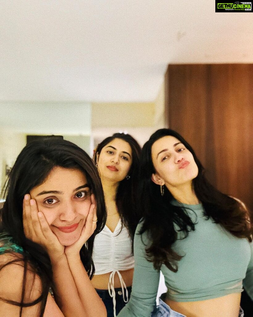 Esha Kansara Instagram - Dare- If I had to pick a roommate, it would be tough, coz you both are terrible 🤪 @vyomanandi @shraddhadangar_official 😝❤️❤️❤️❤️ @deekshajoshiofficial I swear you had to be there 🥺🤍 SOUTH BOMBAY