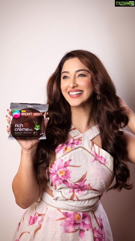 Eshanya Maheshwari Instagram - Get soft and shiny-looking hair with Godrej Expert Rich Crème Hair Color Enriched with 10X Aloe vera and no ammonia formula in just Rs 35. Try it now! #GodrejExpert #godrejexpertrichcrème #HairColor #AloeVera #noammonia #ad