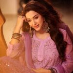 Eshanya Maheshwari Instagram - uske chehre pe mohabbat ki chamak aaj bhi hai, aur yeh jo muskan hai uski vajah vo kudh hin hai. ✨💜✨ 📸 @portraitsbyvedant #desigirl #indiansuit #esshanya #esshanyamaheshwari #smile