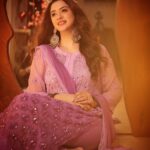 Eshanya Maheshwari Instagram - uske chehre pe mohabbat ki chamak aaj bhi hai, aur yeh jo muskan hai uski vajah vo kudh hin hai. ✨💜✨ 📸 @portraitsbyvedant #desigirl #indiansuit #esshanya #esshanyamaheshwari #smile