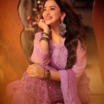 Eshanya Maheshwari Instagram - uske chehre pe mohabbat ki chamak aaj bhi hai, aur yeh jo muskan hai uski vajah vo kudh hin hai. ✨💜✨ 📸 @portraitsbyvedant #desigirl #indiansuit #esshanya #esshanyamaheshwari #smile