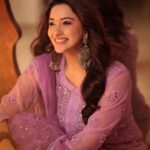 Eshanya Maheshwari Instagram - uske chehre pe mohabbat ki chamak aaj bhi hai, aur yeh jo muskan hai uski vajah vo kudh hin hai. ✨💜✨ 📸 @portraitsbyvedant #desigirl #indiansuit #esshanya #esshanyamaheshwari #smile