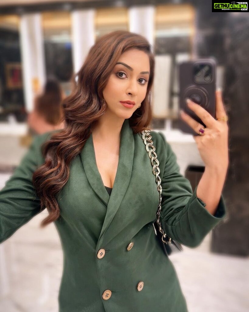 Eshanya Maheshwari Instagram - Mirror Selfies Are My Thing I Guess 😉 #mirriorselfie #mygame #esshanya #esshanyamaheshwari