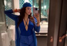 Eshanya Maheshwari Instagram - Mirror Selfies Are My Thing I Guess 😉 #mirriorselfie #mygame #esshanya #esshanyamaheshwari