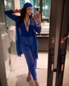 Eshanya Maheshwari Instagram - Mirror Selfies Are My Thing I Guess 😉 #mirriorselfie #mygame #esshanya #esshanyamaheshwari