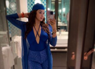 Eshanya Maheshwari Instagram - Mirror Selfies Are My Thing I Guess 😉 #mirriorselfie #mygame #esshanya #esshanyamaheshwari