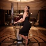 Eshanya Maheshwari Instagram - Trouble Never Looked So Fine 🖤✨😉 📸- @portraitsbyvedant #blackdress #fashion #style #esshanya #esshanyamaheshwari Taj Lands End, Mumbai