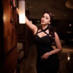 Eshanya Maheshwari Instagram - Trouble Never Looked So Fine 🖤✨😉 📸- @portraitsbyvedant #blackdress #fashion #style #esshanya #esshanyamaheshwari Taj Lands End, Mumbai