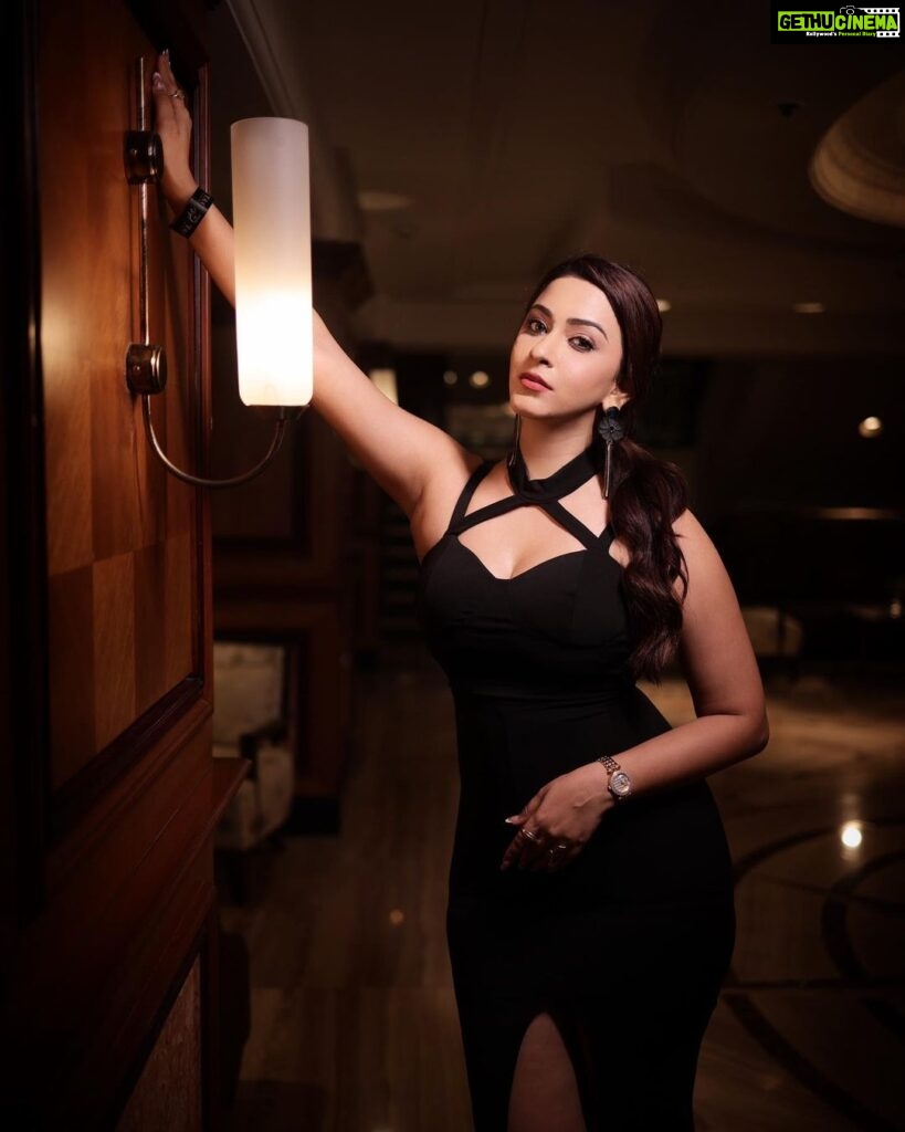 Eshanya Maheshwari Instagram - Trouble Never Looked So Fine 🖤✨😉 📸- @portraitsbyvedant #blackdress #fashion #style #esshanya #esshanyamaheshwari Taj Lands End, Mumbai