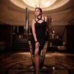 Eshanya Maheshwari Instagram - Trouble Never Looked So Fine 🖤✨😉 📸- @portraitsbyvedant #blackdress #fashion #style #esshanya #esshanyamaheshwari Taj Lands End, Mumbai