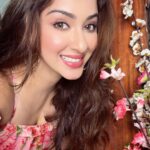 Eshanya Maheshwari Instagram - Sweet Smiles and Everything Feels Nice ✨ #summer #floral #ootd #summerfashion #esshanya #esshanyamaheshwari