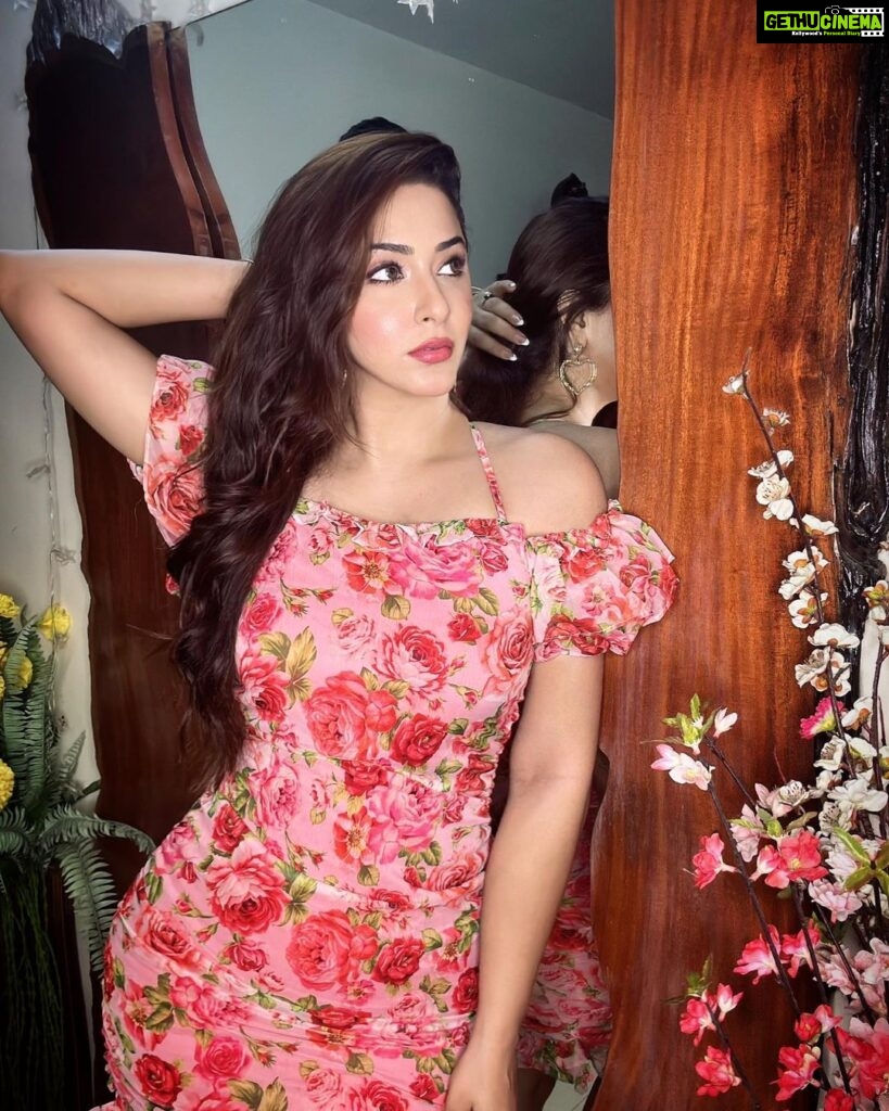 Eshanya Maheshwari Instagram - Sweet Smiles and Everything Feels Nice ✨ #summer #floral #ootd #summerfashion #esshanya #esshanyamaheshwari