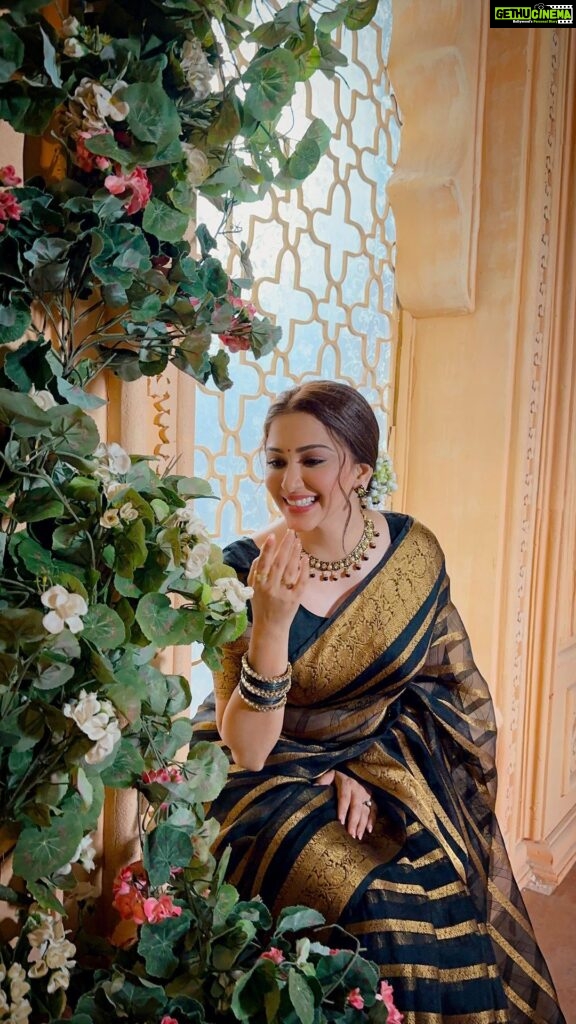 Eshanya Maheshwari Instagram - Love for sarees 🖤🫶🏻✨ #saree #sareelove #phiraurkyachahiye #esshanyamaheshwari #esshanya