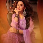 Eshanya Maheshwari Instagram - uske chehre pe mohabbat ki chamak aaj bhi hai, aur yeh jo muskan hai uski vajah vo kudh hin hai. ✨💜✨ 📸 @portraitsbyvedant #desigirl #indiansuit #esshanya #esshanyamaheshwari #smile