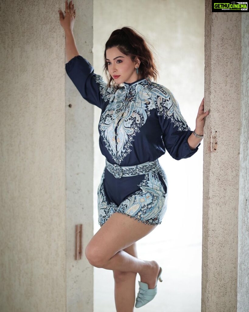 Eshanya Maheshwari Instagram - Thick Thighs And Pretty Eyes 😉 📸- @portraitsbyvedant Outfit- @closet.hues #thickandcurvy #ootd #fashion #esshanya #esshanyamaheshwari