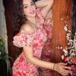 Eshanya Maheshwari Instagram - Sweet Smiles and Everything Feels Nice ✨ #summer #floral #ootd #summerfashion #esshanya #esshanyamaheshwari