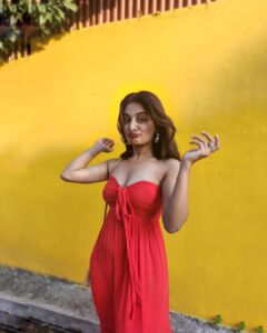 Esther Anil Instagram - That kind of person who says “I am not hungry” and starts eating all your food. 🌝 My best friend took this picture and we didn’t know what to call this expression. What do you think it is? Comment below🫠