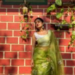 Esther Anil Instagram - Went home for Easter to breathe some fresh air 🍃 Now back in Kochi and can’t stop cribbing about the pollution 🥲 Saree and earrings from @petalsbyswathi 📸 @eric_zachariah_