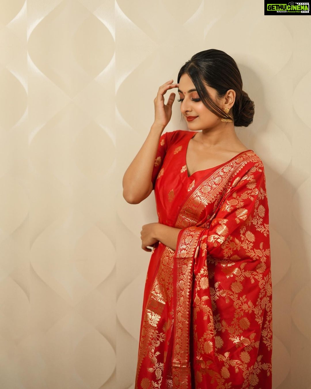 Esther Anil Instagram - For the launch event of Icy Moon Ice Creams at Payyanur, Kannur last week 🍦❤️ The crowd was amazing, and the love and support we received were truly overwhelming. Thank you to everyone who made it such a memorable evening! ✨🤗 Credits: •Make up and hair by @seras_bridal_makeup •Wearing @elegant_fashion_way •Photo @odd_one_ads Payyannur