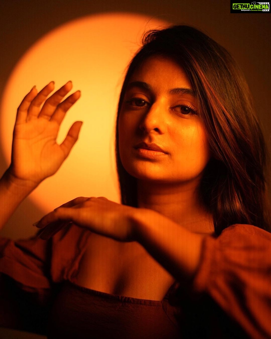 Esther Anil Instagram - A reminder to my-self that I need to take smiling pictures Asap π Raw, unedited, no filter photo with beautiful lighting magic by @vimal_josu β¨ No makeup kinda make by fav π @rizwan_themakeupboy