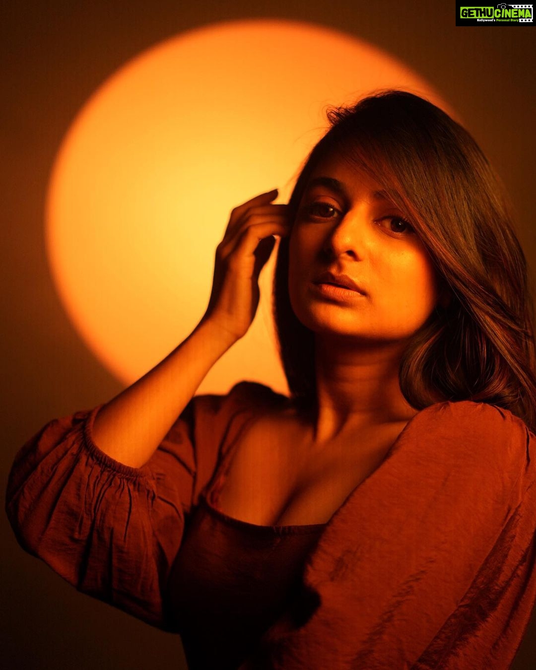 Esther Anil Instagram - A reminder to my-self that I need to take smiling pictures Asap π Raw, unedited, no filter photo with beautiful lighting magic by @vimal_josu β¨ No makeup kinda make by fav π @rizwan_themakeupboy