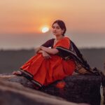 Esther Anil Instagram - 𝚂𝚄𝙱𝙱𝚄….𝚜𝚞𝚋𝚑𝚊𝚕𝚊𝚔𝚜𝚑𝚖𝚒 Theme and Photo by @a_isography Costume by @jaankibridalcouture Hair and Make up by @ayra_the_transforming_studio __________________________ We tried recreating @shobana_danseuse Ma’am’s look from ‘Thalapathi’ in the exact same location where the movie was shot. Such a great experience trying this one out! ✨