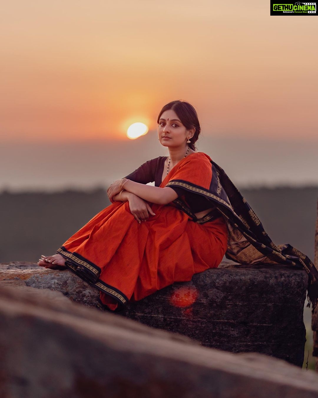 Esther Anil Instagram - πππ±π±πβ¦.ππππππππππππ Theme and Photo by @a_isography Costume by @jaankibridalcouture Hair and Make up by @ayra_the_transforming_studio __________________________ We tried recreating @shobana_danseuse Maβamβs look from βThalapathiβ in the exact same location where the movie was shot. Such a great experience trying this one out! β¨