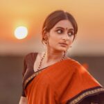 Esther Anil Instagram - 𝚂𝚄𝙱𝙱𝚄….𝚜𝚞𝚋𝚑𝚊𝚕𝚊𝚔𝚜𝚑𝚖𝚒 Theme and Photo by @a_isography Costume by @jaankibridalcouture Hair and Make up by @ayra_the_transforming_studio __________________________ We tried recreating @shobana_danseuse Ma’am’s look from ‘Thalapathi’ in the exact same location where the movie was shot. Such a great experience trying this one out! ✨