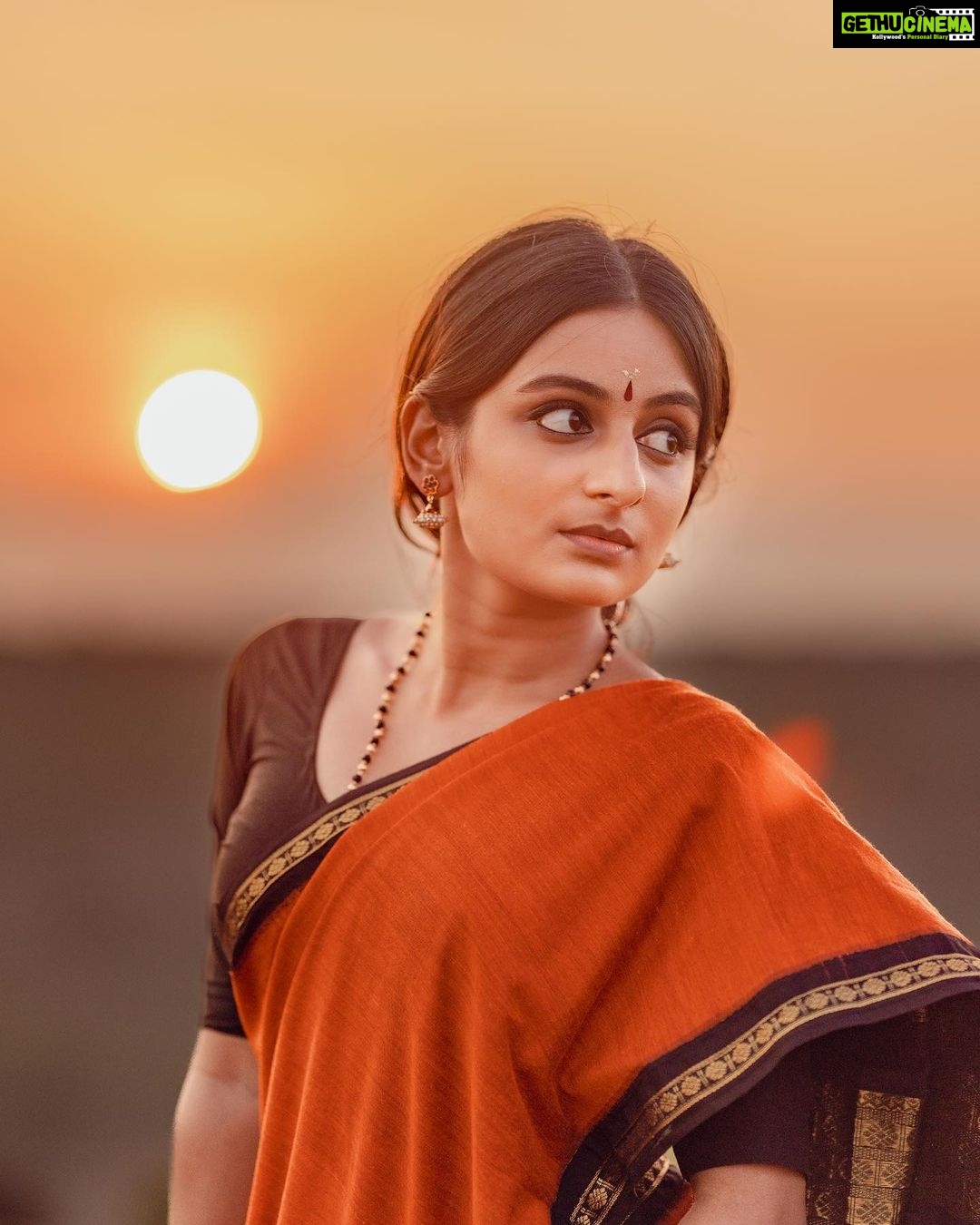 Esther Anil Instagram - πππ±π±πβ¦.ππππππππππππ Theme and Photo by @a_isography Costume by @jaankibridalcouture Hair and Make up by @ayra_the_transforming_studio __________________________ We tried recreating @shobana_danseuse Maβamβs look from βThalapathiβ in the exact same location where the movie was shot. Such a great experience trying this one out! β¨