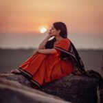 Esther Anil Instagram - 𝚂𝚄𝙱𝙱𝚄….𝚜𝚞𝚋𝚑𝚊𝚕𝚊𝚔𝚜𝚑𝚖𝚒 Theme and Photo by @a_isography Costume by @jaankibridalcouture Hair and Make up by @ayra_the_transforming_studio __________________________ We tried recreating @shobana_danseuse Ma’am’s look from ‘Thalapathi’ in the exact same location where the movie was shot. Such a great experience trying this one out! ✨