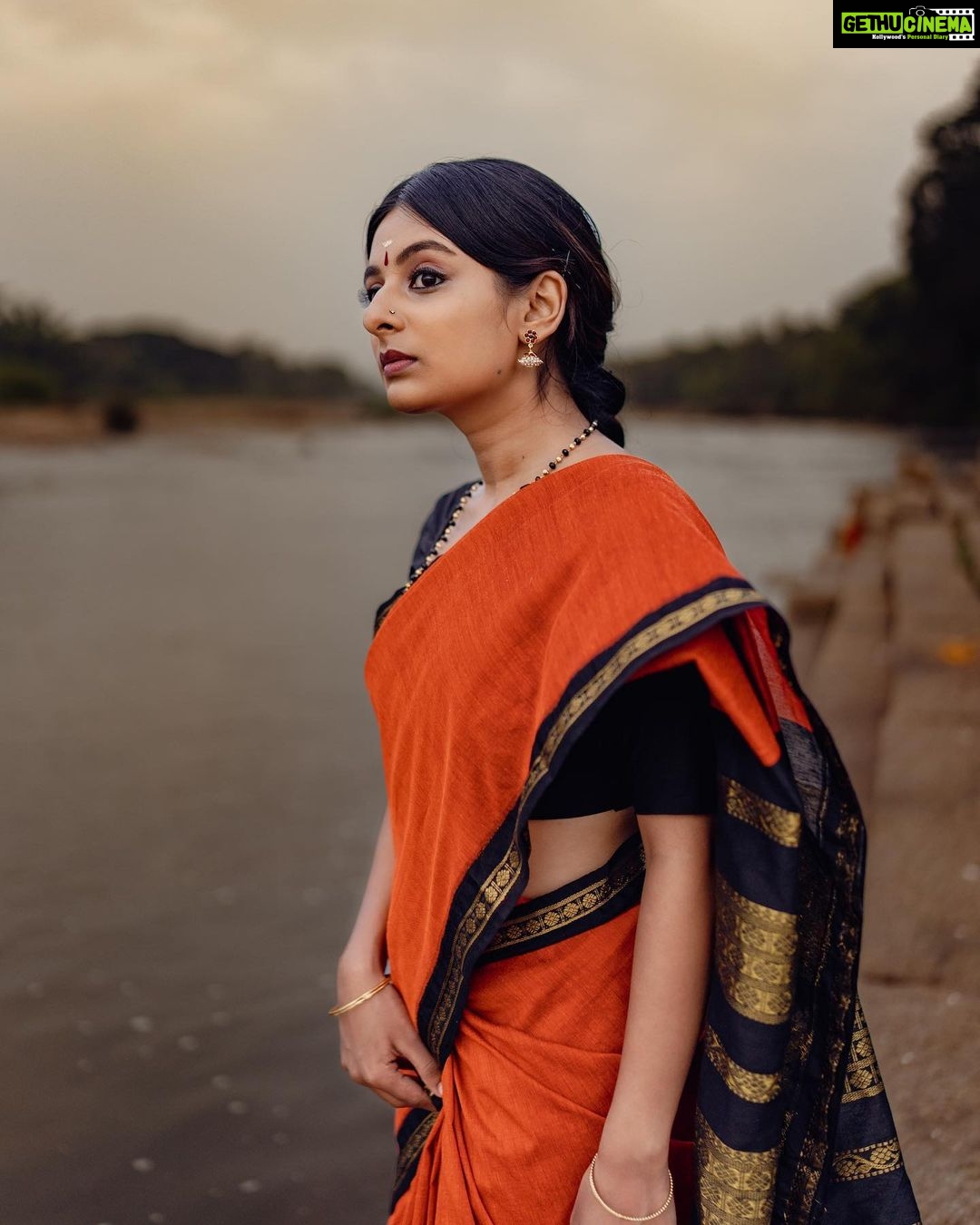 Esther Anil Instagram - πππ±π±πβ¦.ππππππππππππ Theme and Photo by @a_isography Costume by @jaankibridalcouture Hair and Make up by @ayra_the_transforming_studio __________________________ We tried recreating @shobana_danseuse Maβamβs look from βThalapathiβ in the exact same location where the movie was shot. Such a great experience trying this one out! β¨