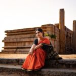Esther Anil Instagram - 𝚂𝚄𝙱𝙱𝚄….𝚜𝚞𝚋𝚑𝚊𝚕𝚊𝚔𝚜𝚑𝚖𝚒 Theme and Photo by @a_isography Costume by @jaankibridalcouture Hair and Make up by @ayra_the_transforming_studio __________________________ We tried recreating @shobana_danseuse Ma’am’s look from ‘Thalapathi’ in the exact same location where the movie was shot. Such a great experience trying this one out! ✨