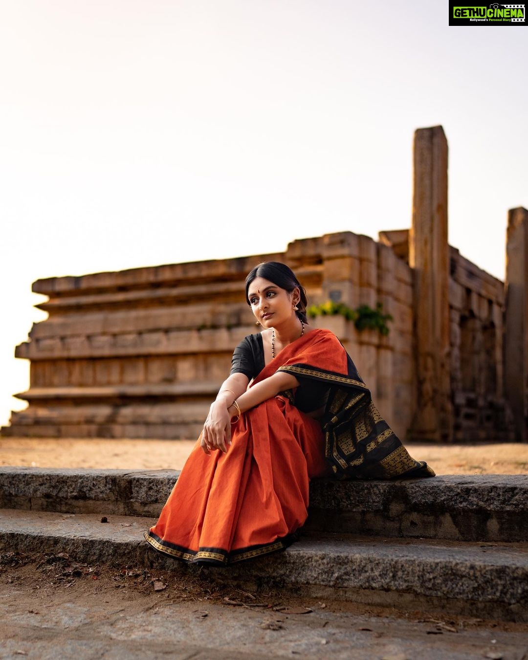 Esther Anil Instagram - πππ±π±πβ¦.ππππππππππππ Theme and Photo by @a_isography Costume by @jaankibridalcouture Hair and Make up by @ayra_the_transforming_studio __________________________ We tried recreating @shobana_danseuse Maβamβs look from βThalapathiβ in the exact same location where the movie was shot. Such a great experience trying this one out! β¨
